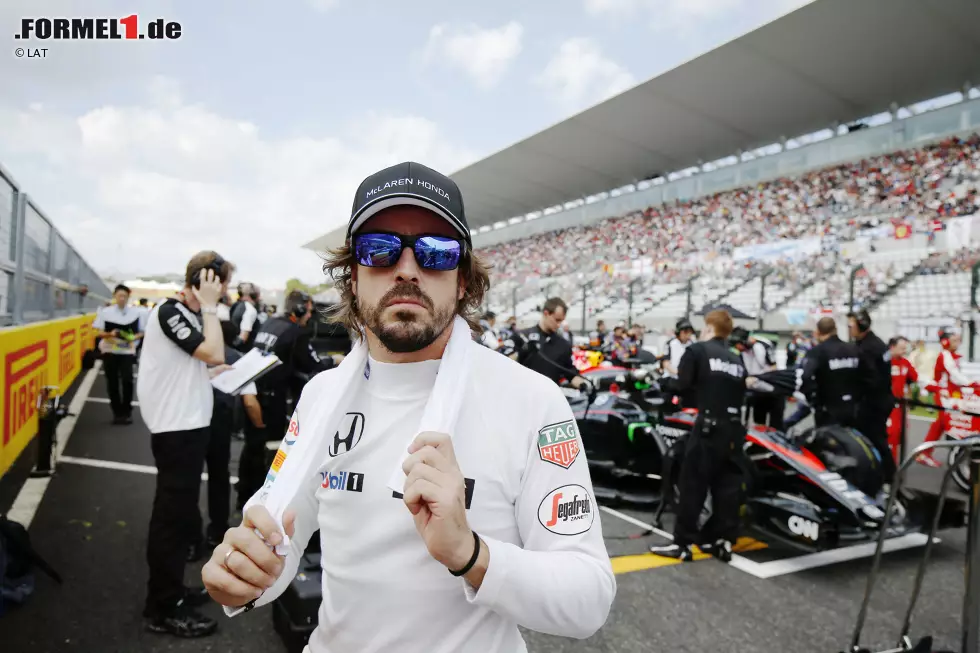 Foto zur News: Zugegeben, Fernando Alonsos Team-Funk-Ausbrüche beim Grand Prix von Japan waren für die McLaren-Honda-Beteiligten bestimmt alles andere als lustig. Für die Zuschauer hatte es aber auch Unterhaltungswert, als der Spanier schimpfte: &quot;Ich werde auf der Geraden wie ein GP2-Auto überholt! Das ist peinlich, sehr peinlich&quot; Es war auch nicht das erste Mal in dieser Saison, dass den TV-Zuschauer Funk-Leckerbissen des zweimaligen Weltmeisters präsentiert wurden. Beim Rennen in Kanada schimpfte er nach der Aufforderung, Sprit zu sparen: &quot;Ich will nicht! Ich hab schon jetzt genug Probleme und wirke wie ein Amateur.&quot; Und während des Trainings in Barcelona mochte er dem Team nicht ganz glauben, als dieses ihm mitteilte, es gäbe laut den Daten kein Problem mit dem ERS: &quot;Vielleicht habt ihr einen Virus in eurem Computer, denn hier lädt sich nichts auf.&quot; Über die Jahre der öffentlichen Funk-Übertragungen haben sich derweil schon einige Komödianten gezeigt...