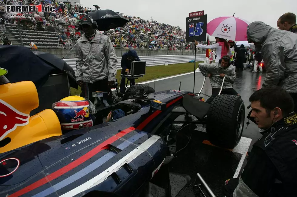 Foto zur News: 10. Zum Kot***: Mark Webber schlug schon sein erstes Jahr bei Red Bull auf den Magen. Während des Japan-Grand-Prix im Jahr 2007 kam es ihm sogar hoch! &quot;Sorry, aber ich übergebe mich. Ich übergebe mich immer weiter, ich kann nicht fahren&quot;, hörte man über Funk, und dazu noch Geräusche, die nur allzu deutlich veranschaulichten, was sich im Helm des Australiers abspielte. Eine Lebensmittelvergiftung durch den Verzehr von Meeresfrüchten war übrigens der Auslöser für diesen schlechten Kommentar.