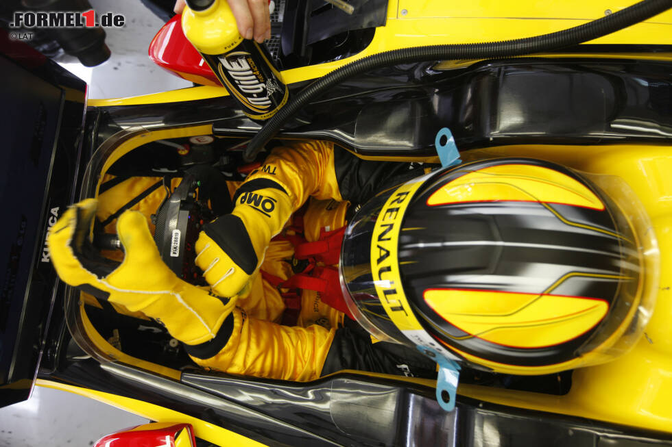 Foto zur News: 09. Für alle Fälle: Die Funk-Verbindung zum Team kann auch schon mal unterbrochen werden. Ob das der Grund war, warum Robert Kubica im Training zum Grand Prix von  Bahrain 2010 ein Extra-Feature im Auto hatte, ist bis heute ungeklärt. &quot;Ich habe ein Handy in meinem Cockpit. Jemand hat sein Handy im Cockpit vergessen. Soll ich es wegschmeißen oder rein kommen&quot;, spricht er jedenfalls auf &quot;normalen&quot; Wege zur Renault-Garage und beschließt: &quot;Ich werde vor der Garage anhalten und es euch reichen, okay?&quot;
