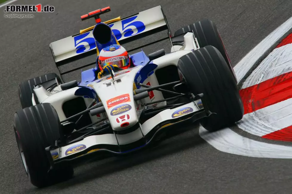 07. "Schieb ihn raus"-Level: Formel 1. Was in der DTM in diesem Jahr für Furore sorgte, ist in der Königsklasse gang und gäbe. Bereits im Jahr 2006 erreichte Rubens Barrichello eine eindeutige Nachricht von seinem Team Honda: "Du bist eine halbe Sekunde hinter ihm - eine halbe Sekunde im ersten Sektor auf Heidfeld. Los jetzt, schließ auf und töte ihn, bevor er auf Temperatur kommt." Das Rennen in China hat Nick Heidfeld übrigens als Siebter hinter Barrichello überlebt. Foto zur News: 07. "Schieb ihn raus"-Level: Formel 1. Was in der DTM in diesem Jahr für Furore sorgte, ist in der Königsklasse gang und gäbe. Bereits im Jahr 2006 erreichte Rubens Barrichello eine eindeutige Nachricht von seinem Team Honda: "Du bist eine halbe Sekunde hinter ihm - eine halbe Sekunde im ersten Sektor auf Heidfeld. Los jetzt, schließ auf und töte ihn, bevor er auf Temperatur kommt." Das Rennen in China hat Nick Heidfeld übrigens als Siebter hinter Barrichello überlebt.