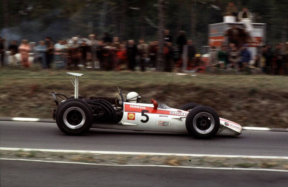 Foto zur News: 1968 verweigert Surtees in Monza den Start im Honda RA302, nachdem der Franzose Jo Schlesser bei sich bei seinem Heim-Grand-Prix überschlägt und im Wagen verbrennt. Bereits im Vorfeld kritisieren die Medien den Wagen als &quot;Todesfalle&quot;. Ende 1968 zieht sich Honda aus der Formel 1 zurück.