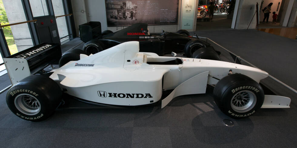 Foto zur News: 1999 deutet sich die Rückkehr von Honda in die Formel 1 an. In Japan fährt Jos Verstappen einen Testträger, in dem der neue Motor erprobt wird.