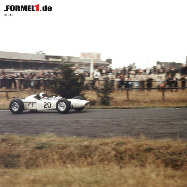Bereits 1964 befindet sich der erste Werks-Honda auf einer Formel-1-Rennstrecke. Pilotiert wird der Wagen zunächst vom US-Amerikaner Ronny Bucknum. Bereits 1964 befindet sich der erste Werks-Honda auf einer Formel-1-Rennstrecke. Pilotiert wird der Wagen zunächst vom US-Amerikaner Ronny Bucknum.