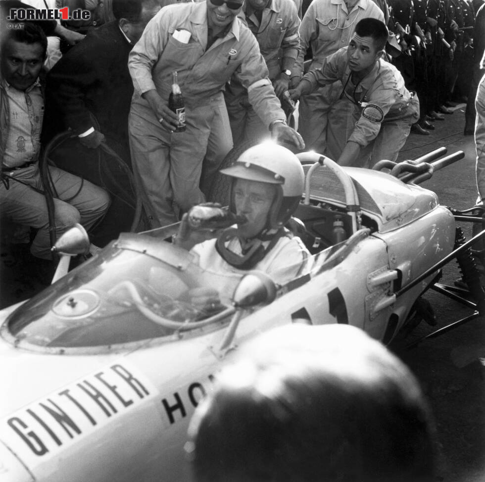 Foto zur News: Besonders &quot;kreativ&quot; ist die Namensgebung der Modelle RA271 bis 302: Bis 1968 beziehen sich die Nummern rein auf die mögliche Höchstgeschwindigkeit der Renner. 1965 gewinnt Richie Ginther beim Grand Prix von Mexiko das erste Rennen für Honda.