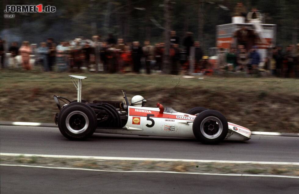 1968 verweigert Surtees in Monza den Start im Honda RA302, nachdem der Franzose Jo Schlesser bei sich bei seinem Heim-Grand-Prix überschlägt und im Wagen verbrennt. Bereits im Vorfeld kritisieren die Medien den Wagen als "Todesfalle". Ende 1968 zieht sich Honda aus der Formel 1 zurück. 1968 verweigert Surtees in Monza den Start im Honda RA302, nachdem der Franzose Jo Schlesser bei sich bei seinem Heim-Grand-Prix überschlägt und im Wagen verbrennt. Bereits im Vorfeld kritisieren die Medien den Wagen als "Todesfalle". Ende 1968 zieht sich Honda aus der Formel 1 zurück.
