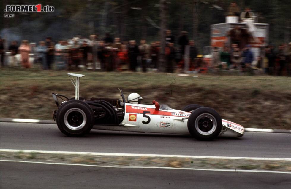 Foto zur News: 1968 verweigert Surtees in Monza den Start im Honda RA302, nachdem der Franzose Jo Schlesser bei sich bei seinem Heim-Grand-Prix überschlägt und im Wagen verbrennt. Bereits im Vorfeld kritisieren die Medien den Wagen als &quot;Todesfalle&quot;. Ende 1968 zieht sich Honda aus der Formel 1 zurück.