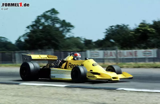 Foto zur News: Grand Prix von Großbritannien 1977 in Silverstone: Mit Jean-Pierre Jabouille gibt der französische Automobilhersteller Renault sein Formel-1-Debüt. Es handelt sich um einen Werkseinsatz mit zunächst einem Boliden. Beim Debüt startet Jabouille von Position 21, fällt im Rennen aber aufgrund eines defekten Turboladers aus. Auch bei vier weiteren Starts in der Saison 1997 sieht der gelbe Renault RS01 die Zielflagge nicht.