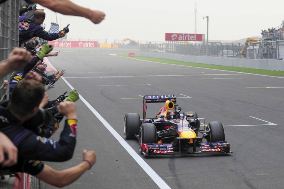 Foto zur News: Doch auch ohne Werksteam feiert Renault Siege und WM-Titel. So gewinnen Sebastian Vettel und Red Bull in den Jahren 2010, 2011, 2012 und 2013 viermal in Folge mit Renault-Power den Fahrer- und den Konstrukteurstitel.
