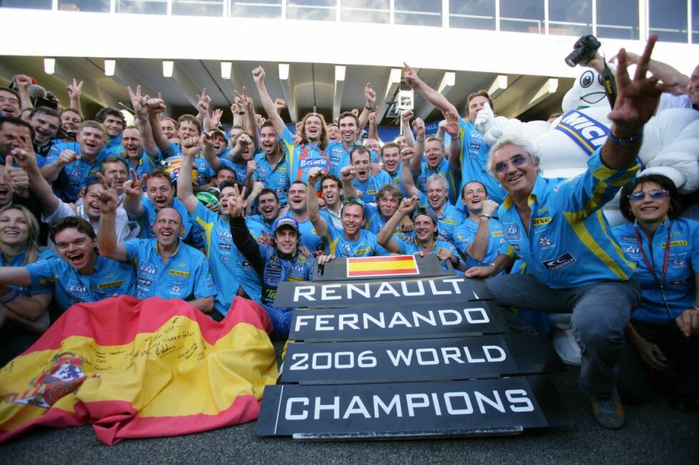 Foto zur News: In den Jahren 2005 und 2006 sind Alonso und Renault das Maß der Formel-1-Dinge. In beiden Jahren feiert man sowohl den Fahrer- als auch den Konstrukteurstitel. Den Fahrertitel bringt Alonso jeweils beim Grand Prix von Brasilien in Sao Paulo unter Dach und Fach.