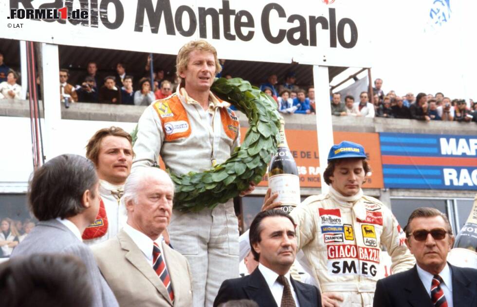 Jabouilles Teamkollege Rene Arnoux muss sich im packenden Duell um Platz zwei knapp dem Ferrari-Piloten Gilles Villeneuve geschlagen geben, steht als Dritter an jenem denkwürdigen Tag für Renault aber ebenfalls auf dem Podest. Jabouilles Teamkollege Rene Arnoux muss sich im packenden Duell um Platz zwei knapp dem Ferrari-Piloten Gilles Villeneuve geschlagen geben, steht als Dritter an jenem denkwürdigen Tag für Renault aber ebenfalls auf dem Podest.