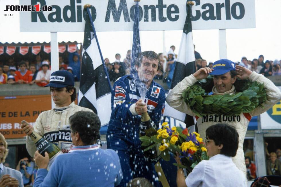 Foto zur News: Nach drei Siegen von Jabouille und Arnoux in der Saison 1980 kommt zur Saison 1981 ein neuer Hoffnungsträger ins Team: Alain Prost. Beim Grand Prix von Frankreich in Dijon gelingt dem kleinen Franzosen zwei Jahre nach Jabouilles Premierensieg seinerseits der erste Grand-Prix-Sieg. Insgesamt gewinnt Prost in seinen drei Jahren als Renault-Werksfahrer neun Rennen.