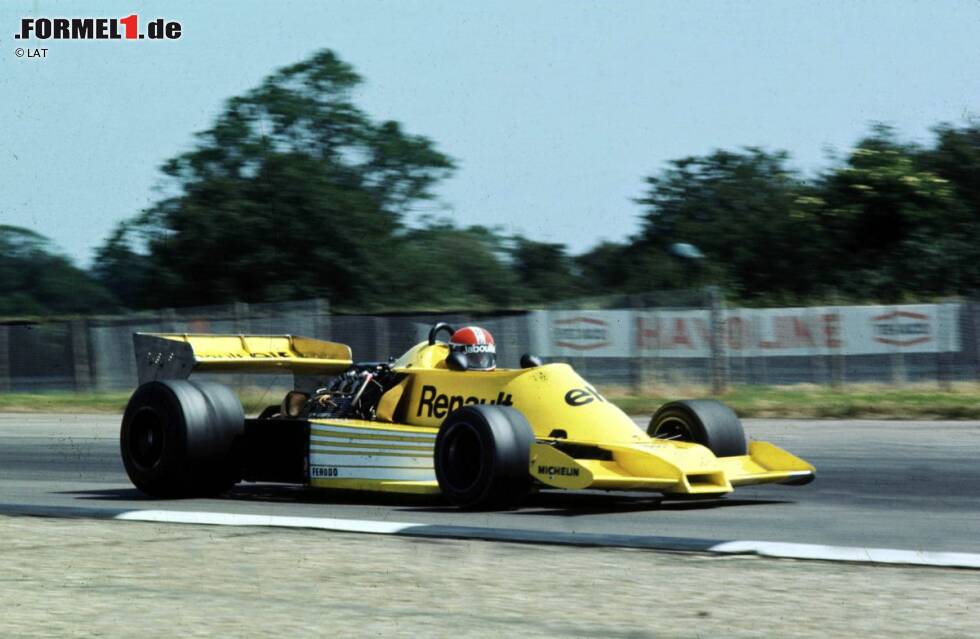 Grand Prix von Großbritannien 1977 in Silverstone: Mit Jean-Pierre Jabouille gibt der französische Automobilhersteller Renault sein Formel-1-Debüt. Es handelt sich um einen Werkseinsatz mit zunächst einem Boliden. Beim Debüt startet Jabouille von Position 21, fällt im Rennen aber aufgrund eines defekten Turboladers aus. Auch bei vier weiteren Starts in der Saison 1977 sieht der gelbe Renault RS01 die Zielflagge nicht. Grand Prix von Großbritannien 1977 in Silverstone: Mit Jean-Pierre Jabouille gibt der französische Automobilhersteller Renault sein Formel-1-Debüt. Es handelt sich um einen Werkseinsatz mit zunächst einem Boliden. Beim Debüt startet Jabouille von Position 21, fällt im Rennen aber aufgrund eines defekten Turboladers aus. Auch bei vier weiteren Starts in der Saison 1977 sieht der gelbe Renault RS01 die Zielflagge nicht.