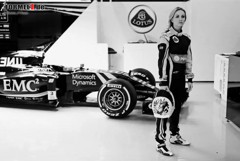 Foto zur News: Platz 10: Carmen Jorda. Neben den Stammpiloten Romain Grosjean und Pastor Maldonado sowie dem Ersatzpiloten Jolyon Palmer gibt das Lotus-Team Anfang des Jahres auch die Verpflichtung einer sogenannten Entwicklungsfahrerin bekannt. Schnell wird jedoch klar, dass sich die Aufgaben der 27-jährigen Spanierin auf das Studieren des Team-Alltags und ein wenig Simulatorarbeit beschränken.