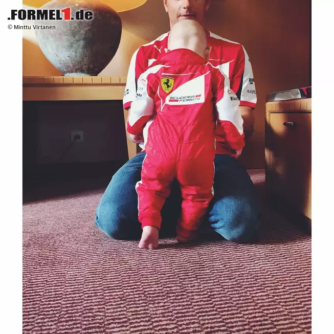 Platz 5: Babyboom. Zu den Familienvätern Felipe Massa, Pastor Maldonado, Romain Grosjean und Sebastian Vettel haben sich unter den aktuellen Piloten 2015 zwei Neue gemischt. So begrüßen Grosjean und Vettel nicht nur ihren zweiten Zuwachs, auch Kimi Räikkönen darf sich seit Januar im Windelwechseln üben. Dank seiner Lebensgefährtin Minttu Virtanen dürfen wir an der Entwicklung des "Icemännchen" Robin sogar teilhaben, denn sie füttert die sozialen Medien regelmäßig mit Bildern aus dem Familienalbum. Foto zur News: Platz 5: Babyboom. Zu den Familienvätern Felipe Massa, Pastor Maldonado, Romain Grosjean und Sebastian Vettel haben sich unter den aktuellen Piloten 2015 zwei Neue gemischt. So begrüßen Grosjean und Vettel nicht nur ihren zweiten Zuwachs, auch Kimi Räikkönen darf sich seit Januar im Windelwechseln üben. Dank seiner Lebensgefährtin Minttu Virtanen dürfen wir an der Entwicklung des "Icemännchen" Robin sogar teilhaben, denn sie füttert die sozialen Medien regelmäßig mit Bildern aus dem Familienalbum.