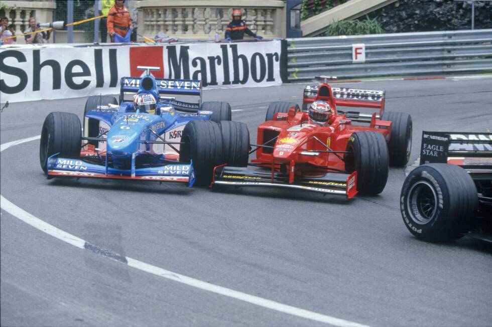 Foto zur News: ...den ganz Großen an: In Monaco kämpft er mehrere Kurven lang Rad an Rad gegen Ferrari-Star Michael Schumacher, beschädigt dabei aber sein Auto und crasht nach dem Tunnel. Auch der Deutsche muss aufgeben. In Kanada sorgt Wurz dafür, dass die Formel 1 erneut...
