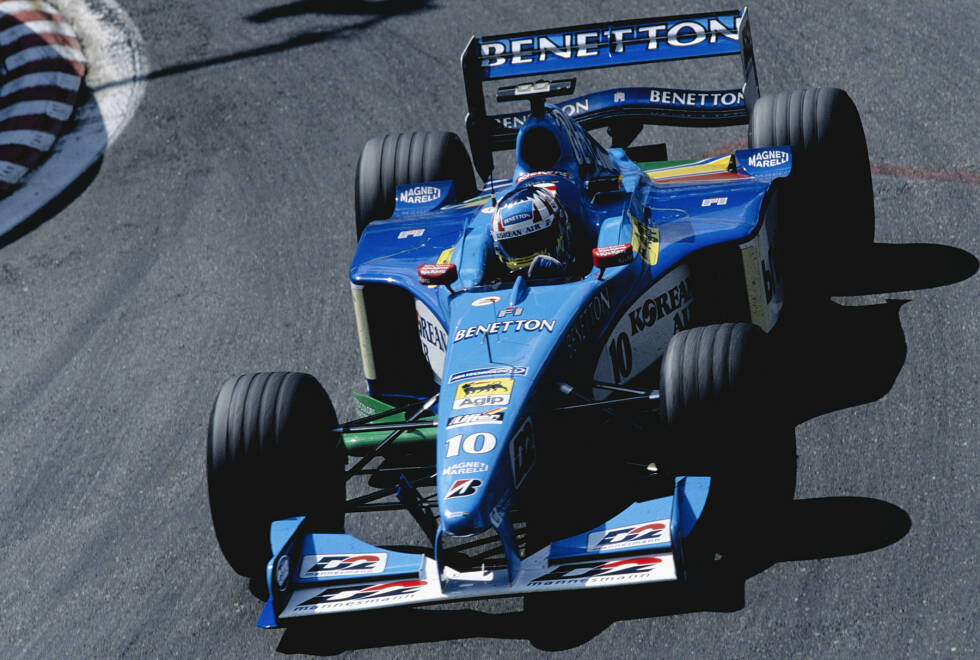 Foto zur News: ...sich das Blatt: Der große Wurz leidet unter dem übergewichtigen Benetton mehr als Fisichella, außerdem sind die Bridgestone-Reifen nicht mehr wie Anfang 1998 ein Vorteil. Wurz erlebt eine enttäuschende Saison mit nur drei WM-Punkten. Im Jahr 2000...