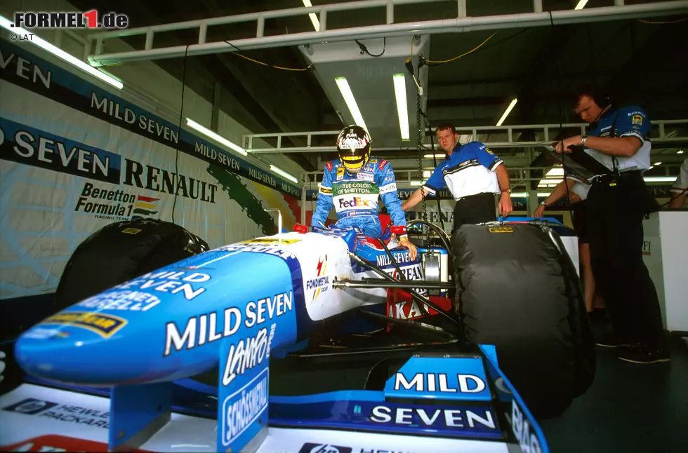 ...sorgte die Leistung für Aufsehen, und Benetton-Teamchef Flavio Briatore verpflichtet den technikversierten Youngster als Testpilot. Ein Glücksfall, denn als Landsmann Gerhard Berger 1997 wegen einer Kieferhölenentzündung in Montreal aussetzen muss, ... Foto zur News: ...sorgte die Leistung für Aufsehen, und Benetton-Teamchef Flavio Briatore verpflichtet den technikversierten Youngster als Testpilot. Ein Glücksfall, denn als Landsmann Gerhard Berger 1997 wegen einer Kieferhölenentzündung in Montreal aussetzen muss, ...