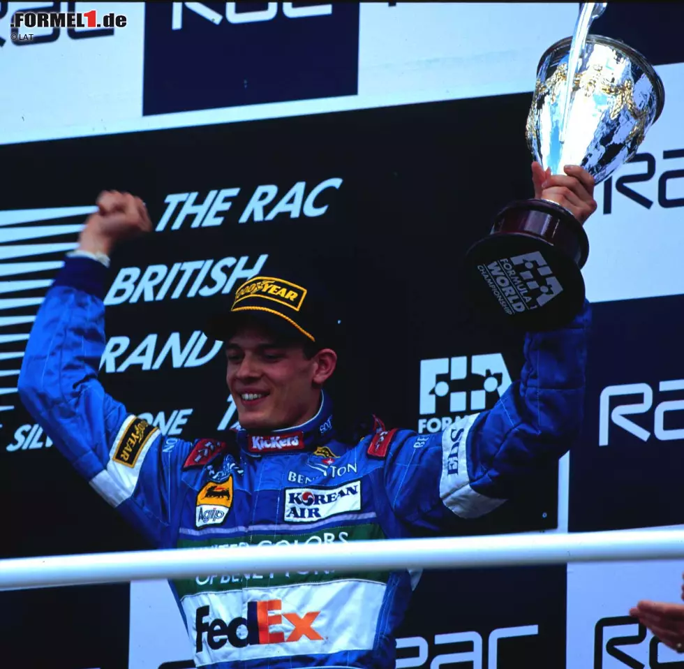 ...im Sturm! Im erst dritten Grand Prix seiner Karriere wird er hinter Jacques Villeneuve und Jean Alesi Dritter und fährt seinen ersten Podestplatz ein. Der Höhenflug... Foto zur News: ...im Sturm! Im erst dritten Grand Prix seiner Karriere wird er hinter Jacques Villeneuve und Jean Alesi Dritter und fährt seinen ersten Podestplatz ein. Der Höhenflug...
