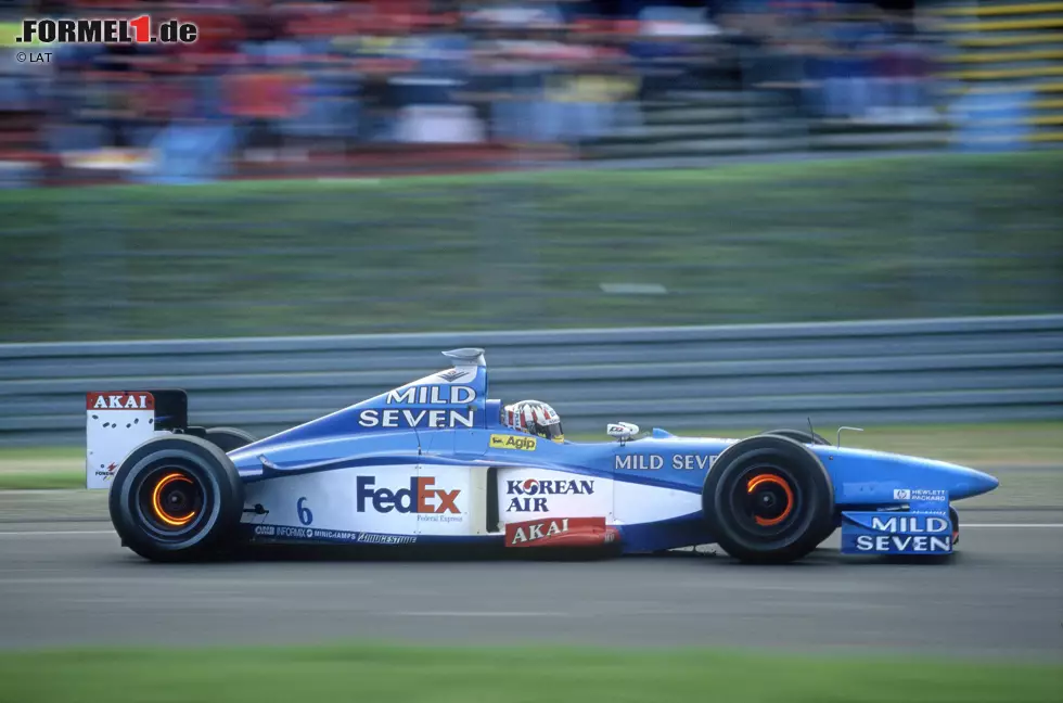 ...des Alex Wurz scheint 1998 weiterzugehen: Er wird von Benetton als Teamkollege von Giancarlo Fisichella verpflichtet und legt sich gleich zu Saisonbeginn mit... Foto zur News: ...des Alex Wurz scheint 1998 weiterzugehen: Er wird von Benetton als Teamkollege von Giancarlo Fisichella verpflichtet und legt sich gleich zu Saisonbeginn mit...