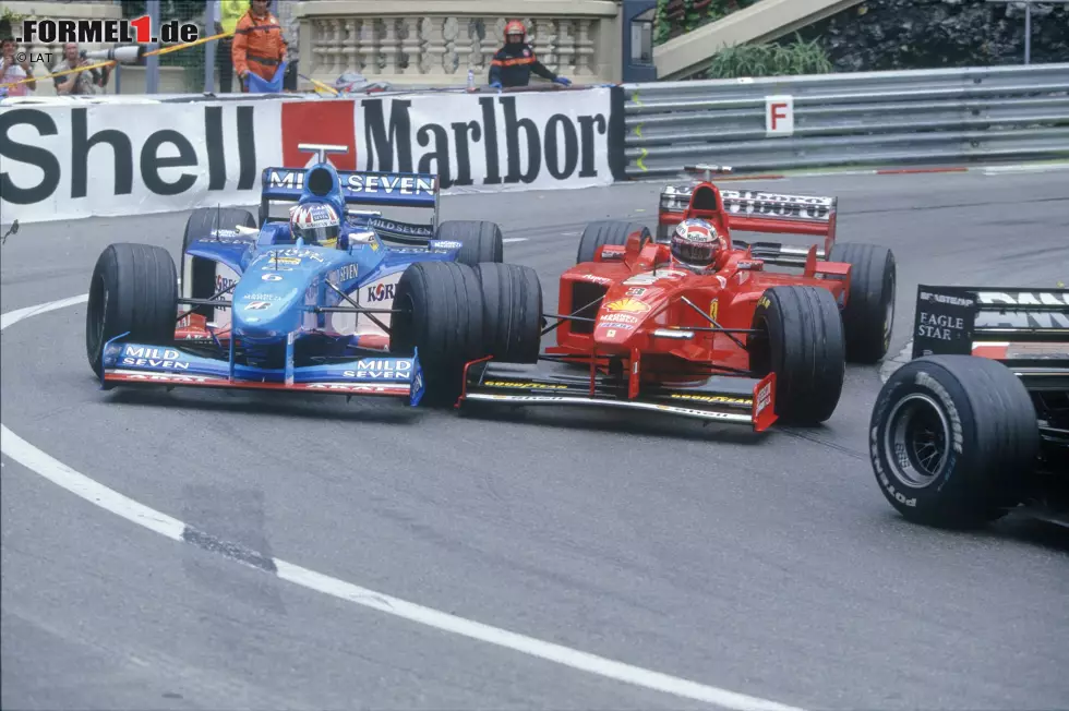 ...den ganz Großen an: In Monaco kämpft er mehrere Kurven lang Rad an Rad gegen Ferrari-Star Michael Schumacher, beschädigt dabei aber sein Auto und crasht nach dem Tunnel. Auch der Deutsche muss aufgeben. In Kanada sorgt Wurz dafür, dass die Formel 1 erneut... Foto zur News: ...den ganz Großen an: In Monaco kämpft er mehrere Kurven lang Rad an Rad gegen Ferrari-Star Michael Schumacher, beschädigt dabei aber sein Auto und crasht nach dem Tunnel. Auch der Deutsche muss aufgeben. In Kanada sorgt Wurz dafür, dass die Formel 1 erneut...