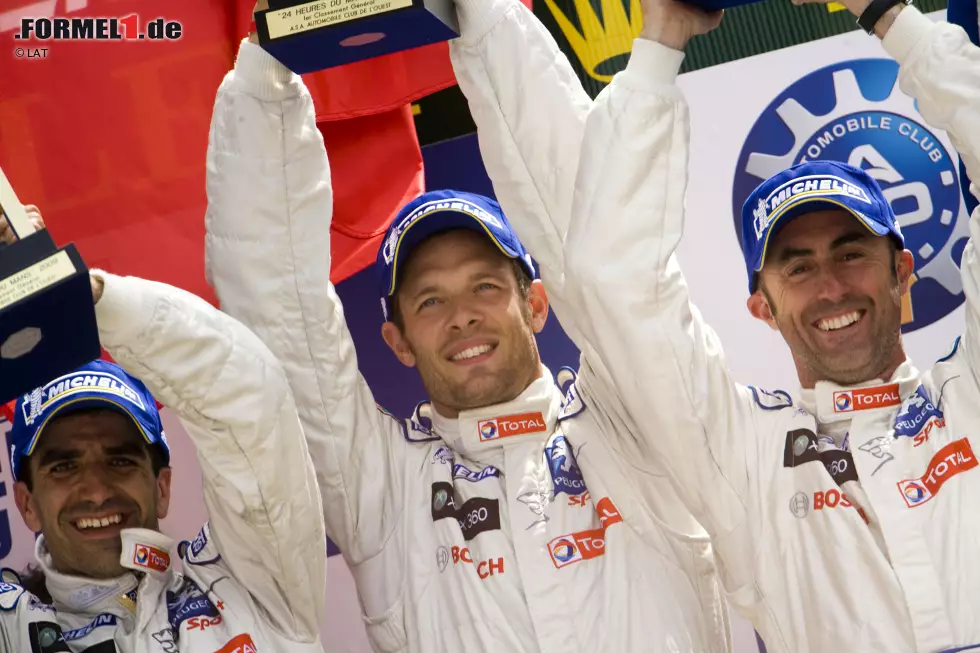 ...zweiter Sieg in Le Mans. Anders als 1996 bangt er aber bis zur Zielflagge um den Triumph, denn im Verfolger-Peugeot sitzen mit Montagny, Bourdais und Sarrazin drei Franzosen. Die Angst vor einer Peugeot-Stallregie erfüllte sich nicht. Die Titelverteidigung... Foto zur News: ...zweiter Sieg in Le Mans. Anders als 1996 bangt er aber bis zur Zielflagge um den Triumph, denn im Verfolger-Peugeot sitzen mit Montagny, Bourdais und Sarrazin drei Franzosen. Die Angst vor einer Peugeot-Stallregie erfüllte sich nicht. Die Titelverteidigung...