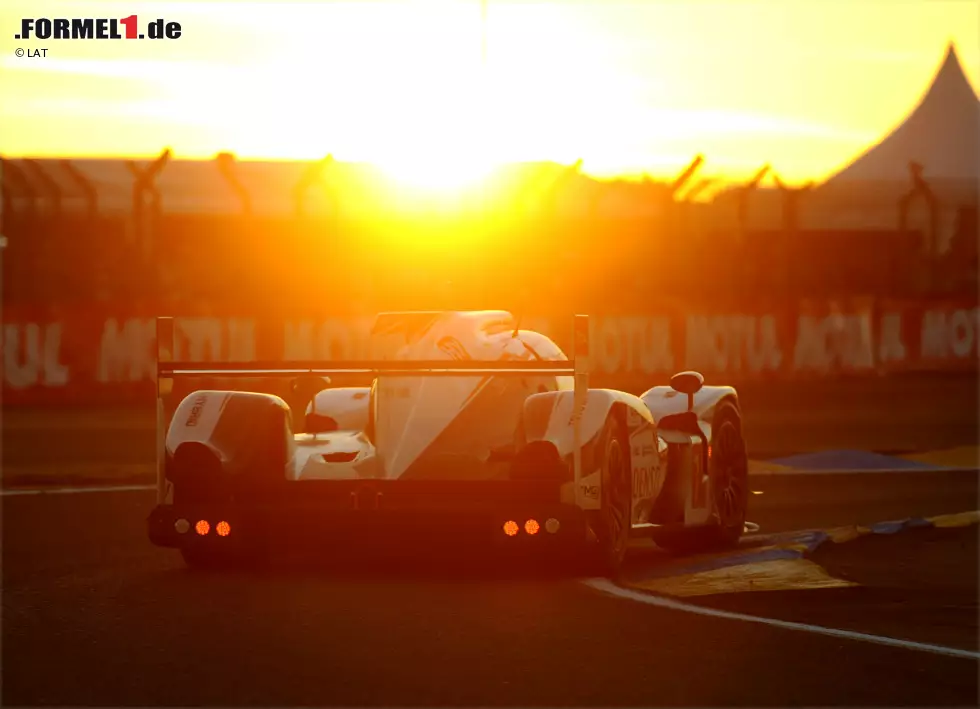 ...in die Nacht. Doch in den frühen Morgenstunden platzt der Traum vom dritten Le-Mans-Sieg: Teampartner Kazuki Nakajima rollt mit einem Sensordefekt aus. Wurz ist am Boden zerstört. Die Enttäuschung sollte später den Ausschlag für den Rücktritt geben. Dennoch ist... Foto zur News: ...in die Nacht. Doch in den frühen Morgenstunden platzt der Traum vom dritten Le-Mans-Sieg: Teampartner Kazuki Nakajima rollt mit einem Sensordefekt aus. Wurz ist am Boden zerstört. Die Enttäuschung sollte später den Ausschlag für den Rücktritt geben. Dennoch ist...