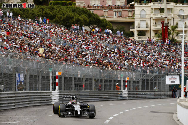 Foto zur News: Jenson Button (McLaren): "In Monaco rennzufahren ist eine unglaubliche Herausforderung, jede Kurve genau zu erwischen, eine wahre Kunst. Swimming Pool ist ziemlich cool - der erste Teil davon. Man fährt ziemlich blind dort rein und bringt eine Menge Geschwindigkeit mit. Das ist für mich eine der verrücktesten Kurven, die wir fahren. Wenn man einen Fehler macht, ist man sofort in der Mauer."