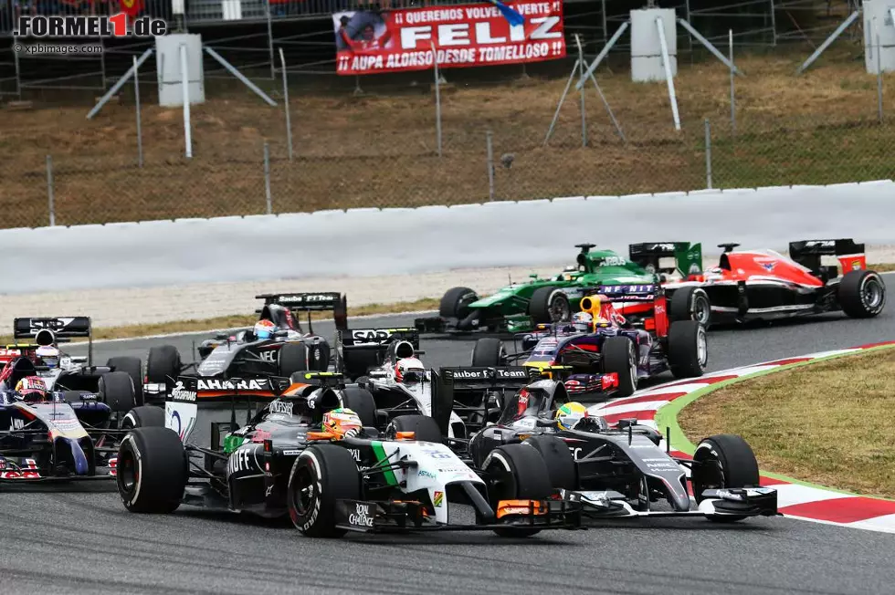 Sergio Perez (Force India): "Barcelona ist ziemlich anspruchsvoll für ein Formel-1-Auto, da man schnelle und langsame Abschnitte hat. Es ist ein großer Test für das Aero-Paket - ähnlich wie beispielsweise Sepang. Überholen ist niemals einfach, weil es schwierig ist, nah an ein anderes Auto heranzukommen. Von daher zahlt sich eine gute Position aus. Die DRS-Zonen vereinfachen das Überholen ein wenig, dennoch muss man schon ein gutes Stück schneller als das andere Auto sein." Foto zur News: Sergio Perez (Force India): "Barcelona ist ziemlich anspruchsvoll für ein Formel-1-Auto, da man schnelle und langsame Abschnitte hat. Es ist ein großer Test für das Aero-Paket - ähnlich wie beispielsweise Sepang. Überholen ist niemals einfach, weil es schwierig ist, nah an ein anderes Auto heranzukommen. Von daher zahlt sich eine gute Position aus. Die DRS-Zonen vereinfachen das Überholen ein wenig, dennoch muss man schon ein gutes Stück schneller als das andere Auto sein."