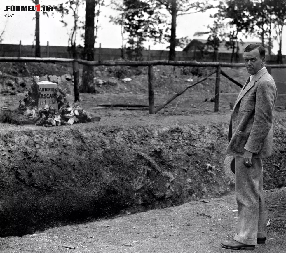 Foto zur News: Benzin hatte Alberto Ascari im Blut, denn schon sein Vater Antonio war in den 1920er-Jahren ein erfolgreicher Rennfahrer. 1925 - klein Alberto war gerade einmal sieben Jahre alt - verunglückte Antonio Ascari beim Grand Prix von Frankreich in Montlhery tödlich.