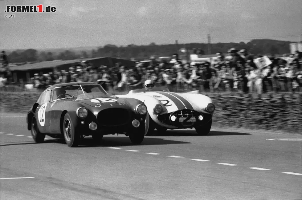 Zusammen mit Freund Villoresi startete Ascari 1953 auch bei den 24 Stunden von Le Mans. Ende des Jahres führte die Freundschaft der beiden dann jedoch zum Bruch mit Enzo Ferrari. Dieser wollte Villoresi entlassen, woraufhin Ascari bei Ferrari hinschmiss und mit Villoresi zu Lancia wechselte. Foto zur News: Zusammen mit Freund Villoresi startete Ascari 1953 auch bei den 24 Stunden von Le Mans. Ende des Jahres führte die Freundschaft der beiden dann jedoch zum Bruch mit Enzo Ferrari. Dieser wollte Villoresi entlassen, woraufhin Ascari bei Ferrari hinschmiss und mit Villoresi zu Lancia wechselte.
