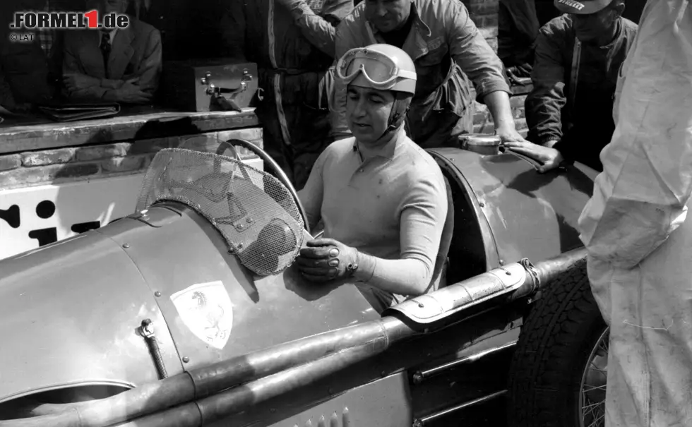 Vier Tage später, am 26. Mai 1955 hatte Ascari dann weniger Glück. Bei privaten Testfahrten in Monza stieg er außerplanmäßig und entgegen seiner Gewohnheit nicht mit seinem eigenen Rennhelm in einen Ferrari 750 seines Freundes Eugenio Castellotti. In der dritten Runde überschlug sich Ascari in der Curva del Vialone mehrfach und zog sich dabei schwere Verletzungen zu, an denen er noch an der Rennstrecke verstarb. Wie sein Vater Antonio wurde auch Alberto Ascari nur 36 Jahre alt. Foto zur News: Vier Tage später, am 26. Mai 1955 hatte Ascari dann weniger Glück. Bei privaten Testfahrten in Monza stieg er außerplanmäßig und entgegen seiner Gewohnheit nicht mit seinem eigenen Rennhelm in einen Ferrari 750 seines Freundes Eugenio Castellotti. In der dritten Runde überschlug sich Ascari in der Curva del Vialone mehrfach und zog sich dabei schwere Verletzungen zu, an denen er noch an der Rennstrecke verstarb. Wie sein Vater Antonio wurde auch Alberto Ascari nur 36 Jahre alt.