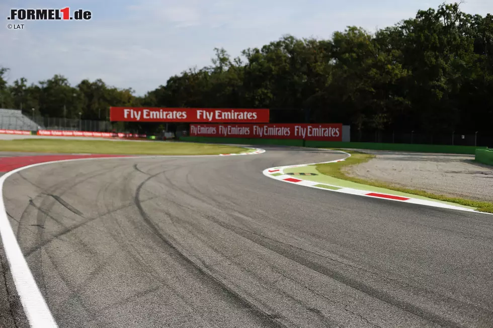 Doch sein Name ist aus der Geschichte der Formel 1 nicht mehr wegzudenken und wird alljährlich in Ehren gehalten. Denn in der Kurve von Monza, in der Ascari verunglückt war, wurde später eine Schikane errichtet, die bis heute seinen Namen trägt. Foto zur News: Doch sein Name ist aus der Geschichte der Formel 1 nicht mehr wegzudenken und wird alljährlich in Ehren gehalten. Denn in der Kurve von Monza, in der Ascari verunglückt war, wurde später eine Schikane errichtet, die bis heute seinen Namen trägt.