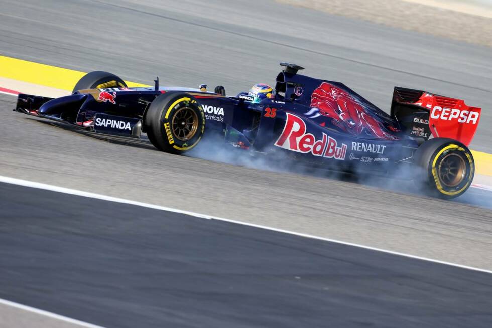 Foto zur News: Carlos Sainz (Toro Rosso): &quot;Die Strecke von Sachir hat lange Geraden, die viele Überholmöglichkeiten bieten. Es gibt einen engen Mittelsektor, der allerdings auch ein paar schnelle Kurven enthält, gefolgt von einem sehr schwierigen Bremspunkt vor Kurve 10, an dem man leicht die Vorderräder blockieren kann.&quot;