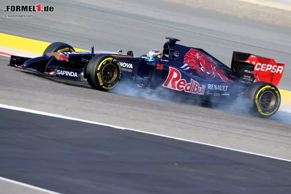 Carlos Sainz (Toro Rosso): "Die Strecke von Sachir hat lange Geraden, die viele Überholmöglichkeiten bieten. Es gibt einen engen Mittelsektor, der allerdings auch ein paar schnelle Kurven enthält, gefolgt von einem sehr schwierigen Bremspunkt vor Kurve 10, an dem man leicht die Vorderräder blockieren kann." Foto zur News: Carlos Sainz (Toro Rosso): "Die Strecke von Sachir hat lange Geraden, die viele Überholmöglichkeiten bieten. Es gibt einen engen Mittelsektor, der allerdings auch ein paar schnelle Kurven enthält, gefolgt von einem sehr schwierigen Bremspunkt vor Kurve 10, an dem man leicht die Vorderräder blockieren kann."