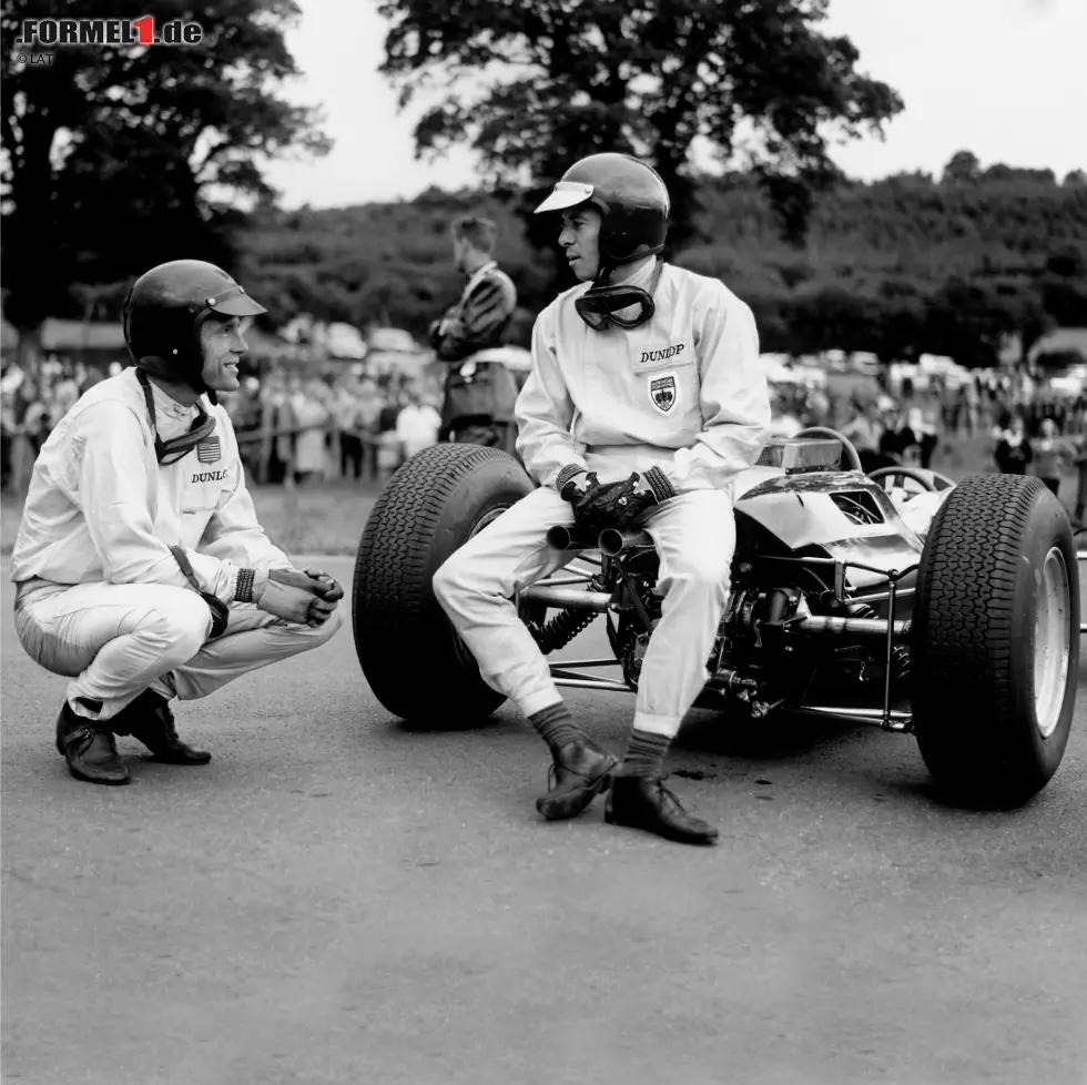 14. Juni 1964, Grand Prix von Belgien in Spa-Francorchamps: Auf der 14-Kilometer-Variante der Strecke geht das Rennen über 32 Runden. Dan Gurney (Brabham) absolviert 28 der ersten 29 Runden als Spitzenreiter, muss dann aber die Führung an Graham Hill (BRM) abtreten. Den Sieg erringt keiner der beiden. Gurney rollt in der letzten Runde ohne Sprit aus, Hill ereilt das gleiche Schicksal. Den Sieg schnappt sich Jim Clark (Lotus) mit einer einzigen Führungsrunde. Foto zur News: 14. Juni 1964, Grand Prix von Belgien in Spa-Francorchamps: Auf der 14-Kilometer-Variante der Strecke geht das Rennen über 32 Runden. Dan Gurney (Brabham) absolviert 28 der ersten 29 Runden als Spitzenreiter, muss dann aber die Führung an Graham Hill (BRM) abtreten. Den Sieg erringt keiner der beiden. Gurney rollt in der letzten Runde ohne Sprit aus, Hill ereilt das gleiche Schicksal. Den Sieg schnappt sich Jim Clark (Lotus) mit einer einzigen Führungsrunde.