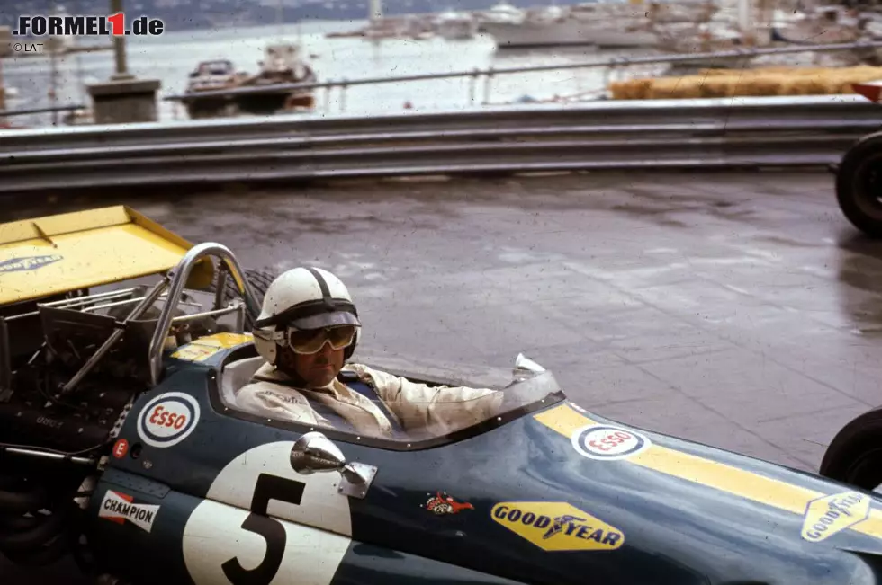10. Mai 1970, Grand Prix von Monaco in Monte Carlo: Nach anfänglicher Führung für Jackie Stewart (March) liegt Jack Brabham mit dem BT33 seines eigenen Teams klar auf Siegkurs. Der Australier sammelt im 80-Runden-Rennen 52 Führungsrunden an und muss nur noch einmal die Gasometer-Kurve - im damaligen Monaco-Layout die 180-Grad-Kurve vor Start/Ziel - nehmen. Dies aber misslingt ihm. Statt rechts in Richtung Karierter Flagge abzubiegen, rutscht Brabham geradeaus in die Strohballen. Verfolger Jochen Rindt (Lotus) lässt sich nicht zweimal bitten und staubt den Sieg im Fürstentum ab. Foto zur News: 10. Mai 1970, Grand Prix von Monaco in Monte Carlo: Nach anfänglicher Führung für Jackie Stewart (March) liegt Jack Brabham mit dem BT33 seines eigenen Teams klar auf Siegkurs. Der Australier sammelt im 80-Runden-Rennen 52 Führungsrunden an und muss nur noch einmal die Gasometer-Kurve - im damaligen Monaco-Layout die 180-Grad-Kurve vor Start/Ziel - nehmen. Dies aber misslingt ihm. Statt rechts in Richtung Karierter Flagge abzubiegen, rutscht Brabham geradeaus in die Strohballen. Verfolger Jochen Rindt (Lotus) lässt sich nicht zweimal bitten und staubt den Sieg im Fürstentum ab.
