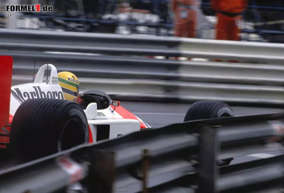 15. Mai 1988, Grand Prix von Monaco in Monte Carlo: Ayrton Senna (McLaren) sichert sich im Qualifying mit 1,427 Sekunden Vorsprung auf Teamkollege Alain Prost die Pole-Position und spricht anschließend davon, "wie in Trance" gefahren zu sein. Im Rennen kann der Gangart Sennas niemand folgen. Der Brasilianer nimmt die 66. von 78 Runden mit großem Vorsprung in Angriff, kracht aber in der Portier-Kurve eingangs des Tunnels in die Leitplanke. Das Team hatte ihn angewiesen, es ruhiger angehen zu lassen, um den McLaren-Doppelerfolg nicht zu gefährden. Statt seinen zweiten Monaco-Sieg zu feiern, stapft Senna wütend - vor allem auf sich selbst - in seine Wohnung. Teamkollege Prost ist der vierte Monaco-Sieg seiner Karriere nicht mehr zu nehmen. Foto zur News: 15. Mai 1988, Grand Prix von Monaco in Monte Carlo: Ayrton Senna (McLaren) sichert sich im Qualifying mit 1,427 Sekunden Vorsprung auf Teamkollege Alain Prost die Pole-Position und spricht anschließend davon, "wie in Trance" gefahren zu sein. Im Rennen kann der Gangart Sennas niemand folgen. Der Brasilianer nimmt die 66. von 78 Runden mit großem Vorsprung in Angriff, kracht aber in der Portier-Kurve eingangs des Tunnels in die Leitplanke. Das Team hatte ihn angewiesen, es ruhiger angehen zu lassen, um den McLaren-Doppelerfolg nicht zu gefährden. Statt seinen zweiten Monaco-Sieg zu feiern, stapft Senna wütend - vor allem auf sich selbst - in seine Wohnung. Teamkollege Prost ist der vierte Monaco-Sieg seiner Karriere nicht mehr zu nehmen.