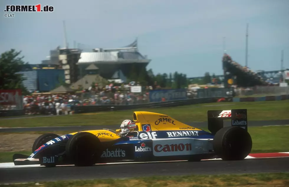 2. Juni 1991, Grand Prix von Kanada in Montreal: Der von Position zwei gestartete Nigel Mansell (Williams) übernimmt direkt beim Start die Führung und gibt sie 68 Runden lang nicht aus der Hand. Doch die 69. und gleichzeitig letzte Runde des Rennens beendet er nicht. Beim Herunterschalten für die Haarnadelkurve springt das Getriebe in den Leerlauf. Ausgangs der Kurve stirbt der Renault-Motor im Heck des FW14 ab. Mansell, der den Zuschauern bereits zugewinkt hatte, muss tatenlos zusehen, wie Erzrivale Nelson Piquet (Benetton) den Sieg abstaubt. Es ist der 23. und letzte Triumph in der Karriere des Brasilianers, aber nicht der erste, den ihm Mansell unfreiwillig auf dem Silbertablett serviert. Foto zur News: 2. Juni 1991, Grand Prix von Kanada in Montreal: Der von Position zwei gestartete Nigel Mansell (Williams) übernimmt direkt beim Start die Führung und gibt sie 68 Runden lang nicht aus der Hand. Doch die 69. und gleichzeitig letzte Runde des Rennens beendet er nicht. Beim Herunterschalten für die Haarnadelkurve springt das Getriebe in den Leerlauf. Ausgangs der Kurve stirbt der Renault-Motor im Heck des FW14 ab. Mansell, der den Zuschauern bereits zugewinkt hatte, muss tatenlos zusehen, wie Erzrivale Nelson Piquet (Benetton) den Sieg abstaubt. Es ist der 23. und letzte Triumph in der Karriere des Brasilianers, aber nicht der erste, den ihm Mansell unfreiwillig auf dem Silbertablett serviert.