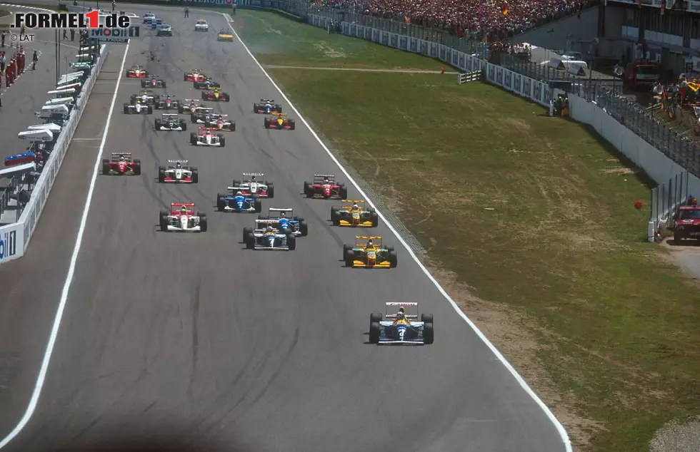 25. Juli 1993, Grand Prix von Deutschland in Hockenheim: Im 45-Runden-Rennen befindet sich Damon Hill (Williams) auf Kurs zu seinem ersten Formel-1-Sieg. Der Brite wird in 41 Runden als Führender notiert - bis ihm in der vorletzten Runde ausgangs der Ostkurven-Schikane der linke Hinterreifen platzt. Teamkollege Alain Prost übernimmt kampflos die Führung und lässt sich eine Runde später als Sieger feiern. Foto zur News: 25. Juli 1993, Grand Prix von Deutschland in Hockenheim: Im 45-Runden-Rennen befindet sich Damon Hill (Williams) auf Kurs zu seinem ersten Formel-1-Sieg. Der Brite wird in 41 Runden als Führender notiert - bis ihm in der vorletzten Runde ausgangs der Ostkurven-Schikane der linke Hinterreifen platzt. Teamkollege Alain Prost übernimmt kampflos die Führung und lässt sich eine Runde später als Sieger feiern.