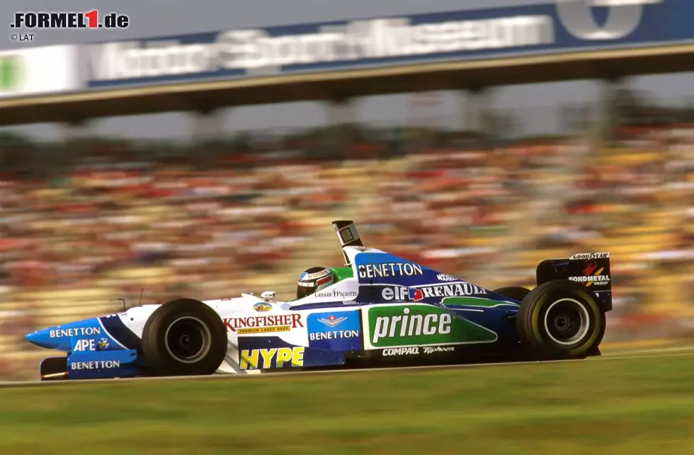 28. Juli 1996, Grand Prix von Deutschland in Hockenheim: Gerhard Berger (Benetton) fährt sein stärkstes Rennen der Saison und liegt 31 der ersten 42 Runden in Führung. Im 43. von 45 Umläufen aber verraucht ausgangs der ersten Schikane der Renault-Motor im Heck seines B196 im großen Stil. Verfolger Damon Hill (Williams) erbt die Führung und kreuzt zwei Runden später als Sieger die Ziellinie. Foto zur News: 28. Juli 1996, Grand Prix von Deutschland in Hockenheim: Gerhard Berger (Benetton) fährt sein stärkstes Rennen der Saison und liegt 31 der ersten 42 Runden in Führung. Im 43. von 45 Umläufen aber verraucht ausgangs der ersten Schikane der Renault-Motor im Heck seines B196 im großen Stil. Verfolger Damon Hill (Williams) erbt die Führung und kreuzt zwei Runden später als Sieger die Ziellinie.