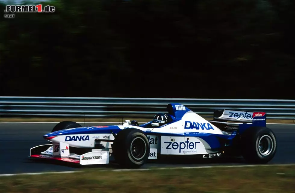 10. August 1997, Grand Prix von Ungarn auf dem Hungaroring: Mit dem unterlegenen Arrows-Yamaha A18 übernimmt Damon Hill in der 30. von 77 Runden die Führung und fährt einem Sensationssieg entgegen. In der Schlussphase aber macht dem im Jahr zuvor auf Williams Weltmeister gewordenen Briten die Hydraulik seines Boliden zu schaffen. Jacques Villeneuve (Williams) überholt den wehrlosen Hill ausgangs Kurve 3 der letzten Runde halb auf der Strecke, halb im Dreck. Was der einzige Sieg in der Geschichte des Arrows-Teams gewesen wäre, wird so "nur" ein zweiter Platz. Foto zur News: 10. August 1997, Grand Prix von Ungarn auf dem Hungaroring: Mit dem unterlegenen Arrows-Yamaha A18 übernimmt Damon Hill in der 30. von 77 Runden die Führung und fährt einem Sensationssieg entgegen. In der Schlussphase aber macht dem im Jahr zuvor auf Williams Weltmeister gewordenen Briten die Hydraulik seines Boliden zu schaffen. Jacques Villeneuve (Williams) überholt den wehrlosen Hill ausgangs Kurve 3 der letzten Runde halb auf der Strecke, halb im Dreck. Was der einzige Sieg in der Geschichte des Arrows-Teams gewesen wäre, wird so "nur" ein zweiter Platz.