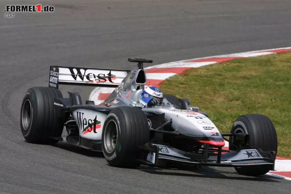 29. April 2001, Grand Prix von Spanien in Barcelona: Auf der Distanz von 66 Runden wechseln sich Michael Schumacher (Ferrari) und Mika Häkkinen (McLaren) auf Platz eins ab. In der 44. Runde übernimmt Häkkinen zum - wie es scheint - letzten Mal das Kommando und fährt einem sicheren Sieg entgegen. Ausgangs Kurve 5 der letzten Runde aber rollt der MP4/16 des Finnen mit defekter Kupplung aus. Schumacher staubt ab und gewinnt. Foto zur News: 29. April 2001, Grand Prix von Spanien in Barcelona: Auf der Distanz von 66 Runden wechseln sich Michael Schumacher (Ferrari) und Mika Häkkinen (McLaren) auf Platz eins ab. In der 44. Runde übernimmt Häkkinen zum - wie es scheint - letzten Mal das Kommando und fährt einem sicheren Sieg entgegen. Ausgangs Kurve 5 der letzten Runde aber rollt der MP4/16 des Finnen mit defekter Kupplung aus. Schumacher staubt ab und gewinnt.