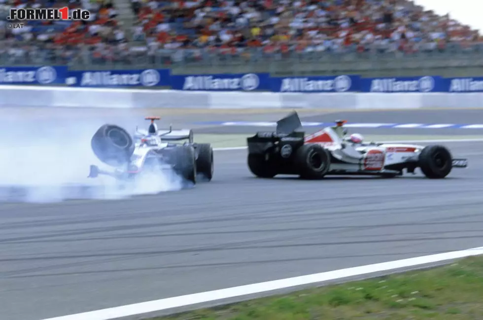 29. Mai 2005, Grand Prix von Europa auf dem Nürburgring: Kimi Räikkönen (McLaren) hat das 59-Runden-Rennen mit 48 Führungsrunden komplett im Griff. Bei einem Überrundungsmanöver kurz vor Schluss zieht sich der Finne einen Bremsplatten zu, fährt auf Anweisung des Teams aber trotz starker Vibrationen weiter - bis ihm eingangs der letzten Runde die Vorderradaufhängung bricht. Fernando Alonso (Renault) erbt den Sieg. Foto zur News: 29. Mai 2005, Grand Prix von Europa auf dem Nürburgring: Kimi Räikkönen (McLaren) hat das 59-Runden-Rennen mit 48 Führungsrunden komplett im Griff. Bei einem Überrundungsmanöver kurz vor Schluss zieht sich der Finne einen Bremsplatten zu, fährt auf Anweisung des Teams aber trotz starker Vibrationen weiter - bis ihm eingangs der letzten Runde die Vorderradaufhängung bricht. Fernando Alonso (Renault) erbt den Sieg.