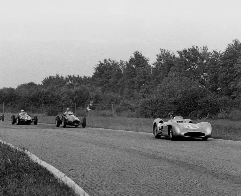 Foto zur News: Unvergessen sind Fangios Jahre im Mercedes mit der charakteristischen Stromlinien-Verkleidung. Diese ist vor allem auf schnellen Strecken wie Monza ein Vorteil, und ermöglicht Fangio 1954 seinen zweiten Sieg beim Italien-Grand-Prix.