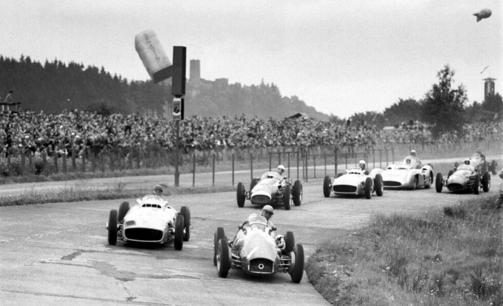 Foto zur News: Ein Sieg des Willens: Nachdem sein Landsmann Onofre Marimon 1954 im Training auf dem Nürburgring tödlich verunglückt war, muss Fangio im Rennen alle Kraft zusammennehmen. Doch sein Siegeswille ist stärker als seine Trauer, und so gewinnt Fangio den Grand Prix von Deutschland.
