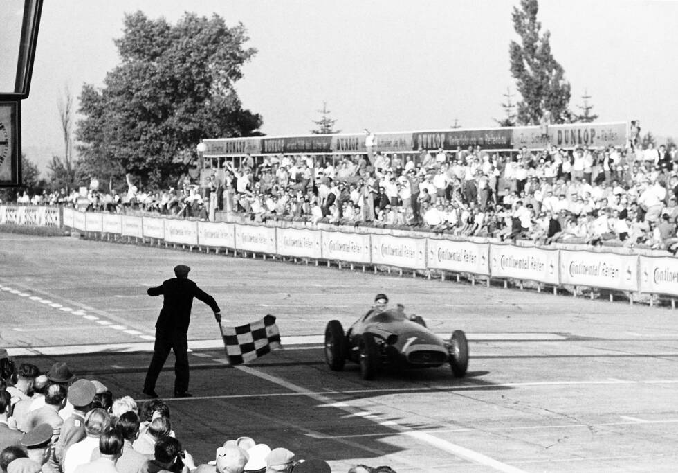 Foto zur News: Deutschland-Grand-Prix 1957: Mit der laut eigener Aussage besten Fahrt seines Lebens gewinnt Fangio das Rennen auf der Nordschleife. Es sollte sein letzter Sieg in der Formel 1 und sein letzter Triumph in Europa sein.