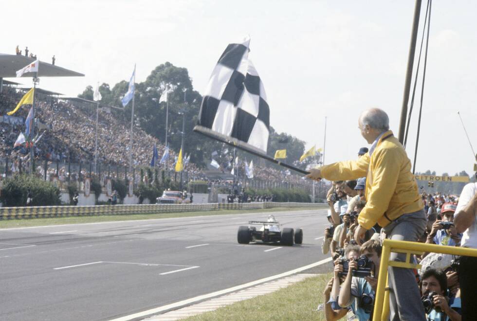Foto zur News: Dem Motorsport bleibt er aber zeitlebens verbunden. 1981 schwenkt er beim Argentinien-Grand-Prix für seinen Landsmann Carlos Reutemann die Zielflagge.