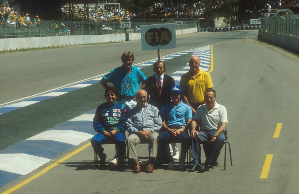 Foto zur News: Gruppenfoto der Weltmeister beim Australien-Grand-Prix 1990. Nicht weniger als 18 WM-Titel sind zu diesem Zeitpunkt auf dem Bild vereinigt. Von links, hinten: James Hunt, Jackie Stewart und Dennis Hulme. Vorne: Nelson Piquet, Juan Manuel Fangio, Ayrton Senna und Jack Brabham.