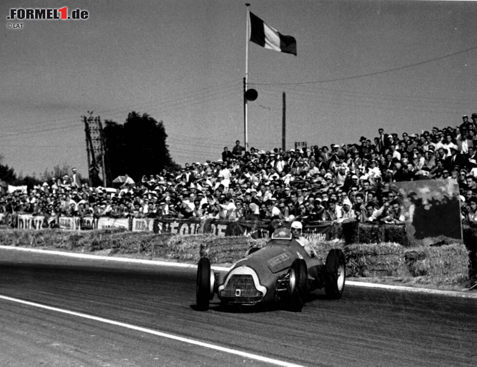 Foto zur News: 1951 gewinnt Fangio den Grand Prix von Frankreich - und wird zugleich Elfter. Wie das geht? Fangio wechselt mitten im Rennen mit Teamkollege Luigi Fagioli das Auto, gewertet werden aber jeweils beide Fahrer. In der damaligen Zeit nicht unüblich, aber man stelle sich einmal vor, heute würden Lewis Hamilton und George Russell beim Boxenstopp ihre Boliden tauschen.