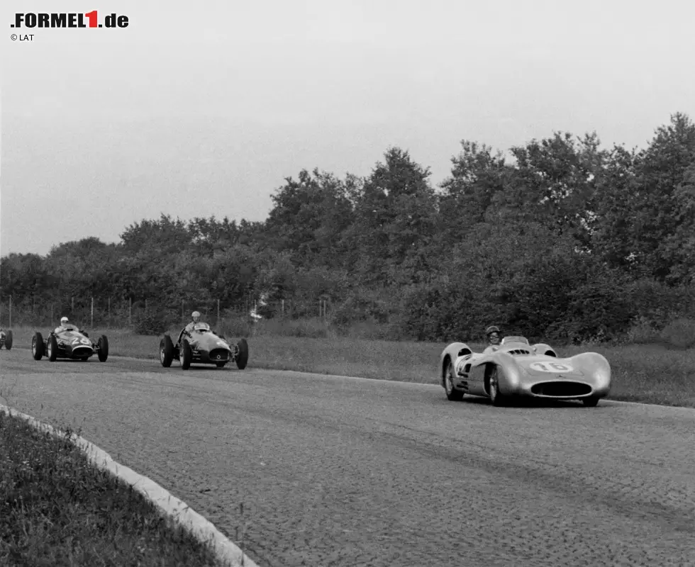 Foto zur News: Unvergessen sind Fangios Jahre im Mercedes mit der charakteristischen Stromlinien-Verkleidung. Diese ist vor allem auf schnellen Strecken wie Monza ein Vorteil, und ermöglicht Fangio 1954 seinen zweiten Sieg beim Italien-Grand-Prix.